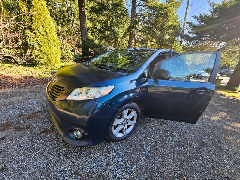2011 TOYOTA SIENNA SE 3.5L - MINOR DENT