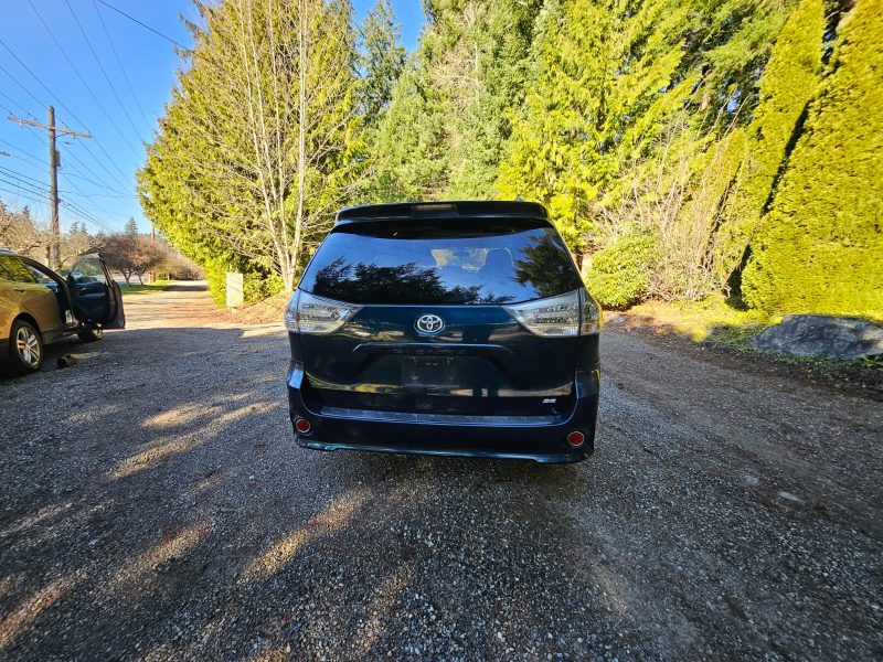 2011 TOYOTA SIENNA SE 3.5L - MINOR DENT