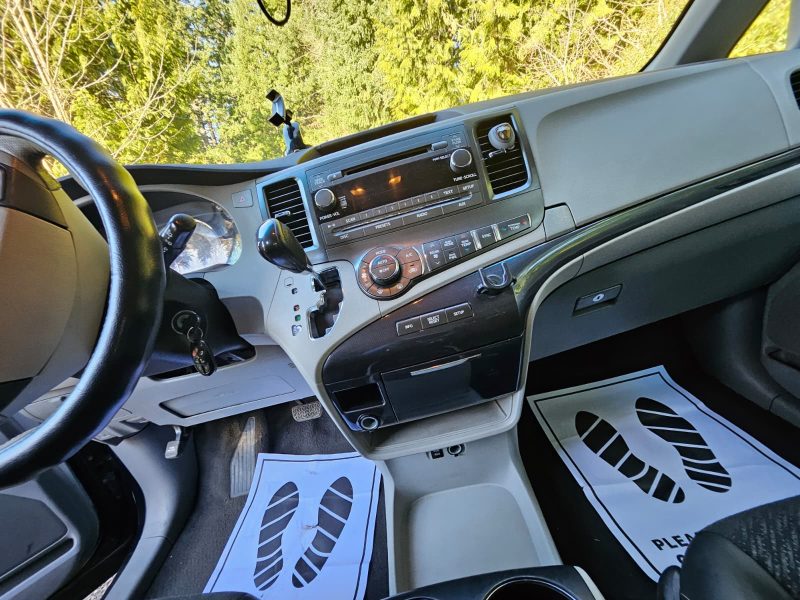 2011 TOYOTA SIENNA SE 3.5L - MINOR DENT