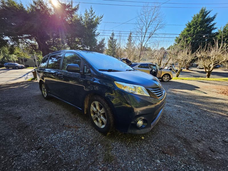 2011 TOYOTA SIENNA SE 3.5L - MINOR DENT